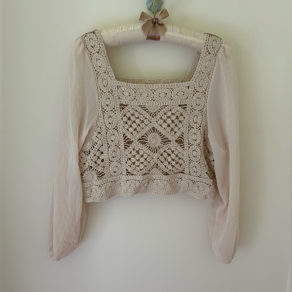 SHEIN Tops - Crochet Boho-Inspired Puff Sleeve Blouse
Size: Small
EUC